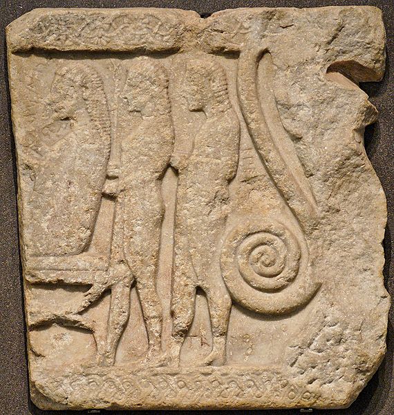 Iniziazione di Agamennone ai culti misterici di Samotracia (bassorilievo, Museo del Louvre)